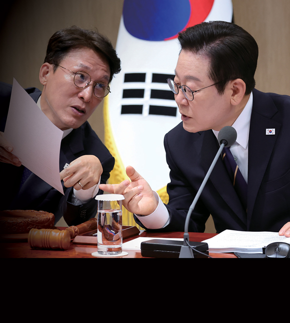 2024년 12월4일 서울 여의도 국회 입구를 통제하고 있는 계엄군들(왼쪽 사진). 오른쪽은 이재명 대통령과 김민석 국무총리 ⓒ연합뉴스·뉴시스