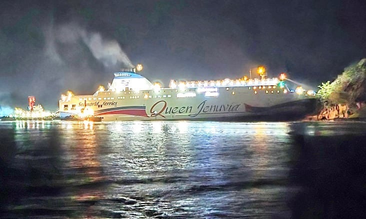 20일 오전 전남 신안군 장상면 인근 족도(무인도) 해상에서 퀸제누비아2호가 이초돼 있다. 퀸제누비아2호는 전날 족도에 좌초됐다가 신고 접수 6시간 만에 선사의 예인선으로 섬을 벗어났다. 승객 246명·승무원 21명 등 267명 전원 무사 구조됐으나 좌초 충격으로 일부가 경미한 통증을 호소해 병원으로 옮겨졌다. ⓒ목포해양경찰서 제공/연합뉴스