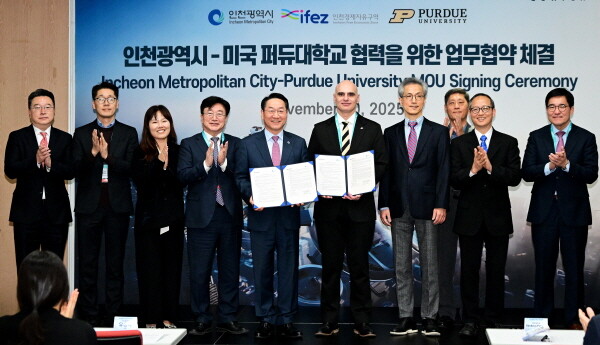 유정복 인천시장이 20일 송도컨벤시아에서 열린 '인천광역시-미국 퍼듀대학교 협력을 위한 업무협약 체결식'에서 디미트리오스 페룰리스 퍼듀대학교 부총장과 협약을 체결한 뒤 기념촬영을 하고 있다. ⓒ인천시 제공