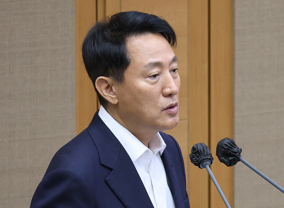 오세훈 서울시장이 20일 서울 중구 서울시의회에서 열린 제333회 정례회 제3차 본회의에서 이영실 더불어민주당 시의원의 한강버스 관련 질문에 답하고 있다. ⓒ연합뉴스