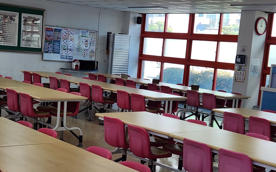 21일 낮 12시 10분경 전남 담양의 한 초등학교 급식실. 아이들로 붐벼할 점심시간에 텅 비어있었다. 학교 비정규직 노동자들이 이날 임금 인상과 처우 개선을 요구하며 ‘릴레이 총파업’에 들어가면서다. 이 학교 급식실(식생활교육관)은 영양사 외에 비정규직 조리 실무원 3명이 맡고 있다. 이날 조리원 전원의 파업으로 급식에 차질을 빚자 학교 측은 전교생은 50여명에게 전남도교육청의 식단 운영 지침에 따라 김밥·귤·우유 등 대체식을 줬다. ⓒ시사저널 정성환