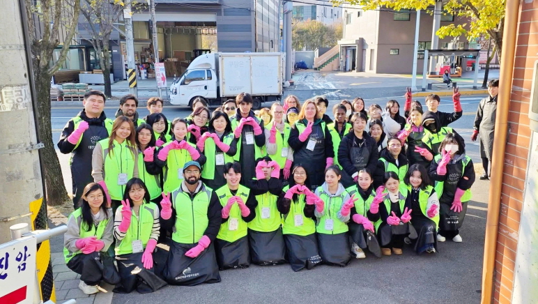 22일 대전시사회서비스원 소속 외국인주민 통합지원센터는 동구천동일대에서 연탄나눔 봉사활동을 펼쳤다. ⓒ대전시사회서비스원