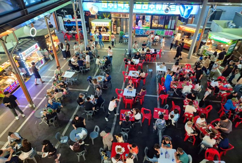 서귀포매일올레시장 내 야시장 전경 ⓒ서귀포시 제공