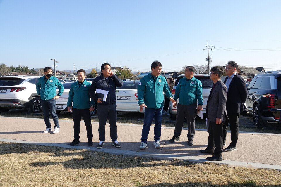 11월24일 경주시의회 문화도시위원들이 라원, 신라왕경 핵심유적 복원·정비 사업 현장을 찾아 추진 현황을 점검하고 있다. ⓒ경주시의회 제공  