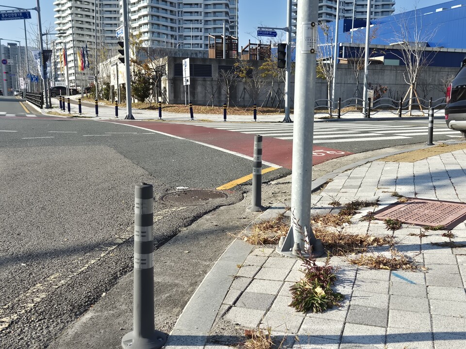 인도와 횡단보도가 맞물려 있는 곳이 차량의 출구로 활용되고 있다. ⓒ독자 제공
