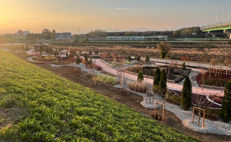 생활밀착형 숲으로 재조성된 대구 동구 불로천 둔치 전경 ⓒ대구 동구 제공