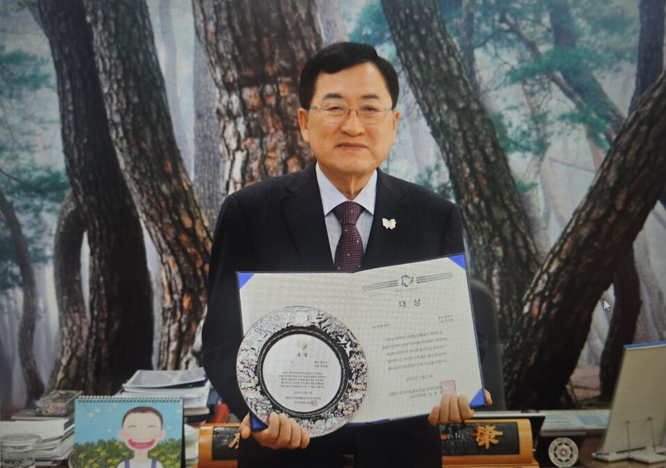 11월21일 국회의원회관에서 열린 ‘제2회 대한민국 지자체 홍보 대상’에서 주낙영 경주시장이 수상 기념촬영을 하고 있다. ⓒ경주시 제공 