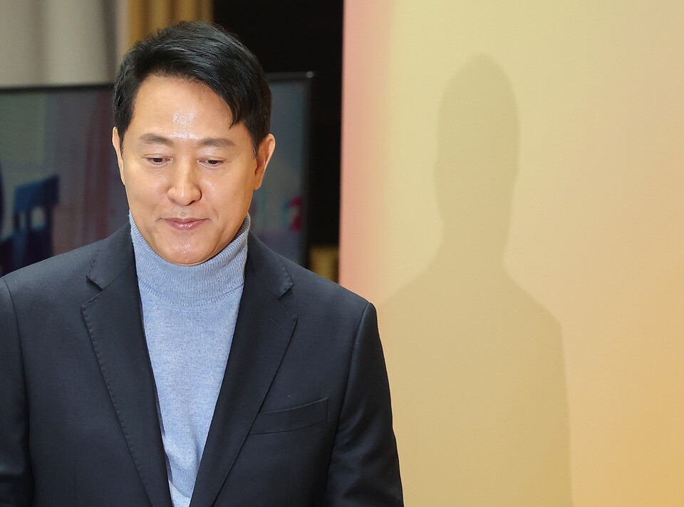 오세훈 서울시장이 3월10일 서울시청에서 열린 출입기자단 신년간담회에 입장하고 있다. ⓒ 연합뉴스