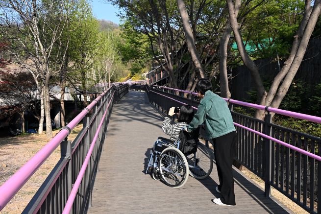 진달래동산 무장애 데크길 ⓒ부천시 제공