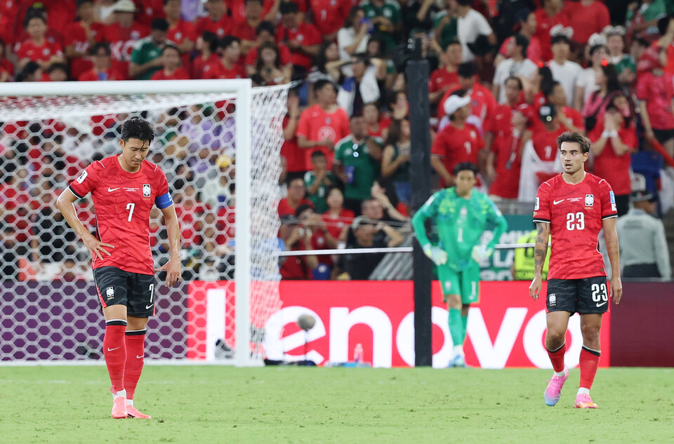 [한강로에서] 축구에 ‘정치 태클’은 반칙이다