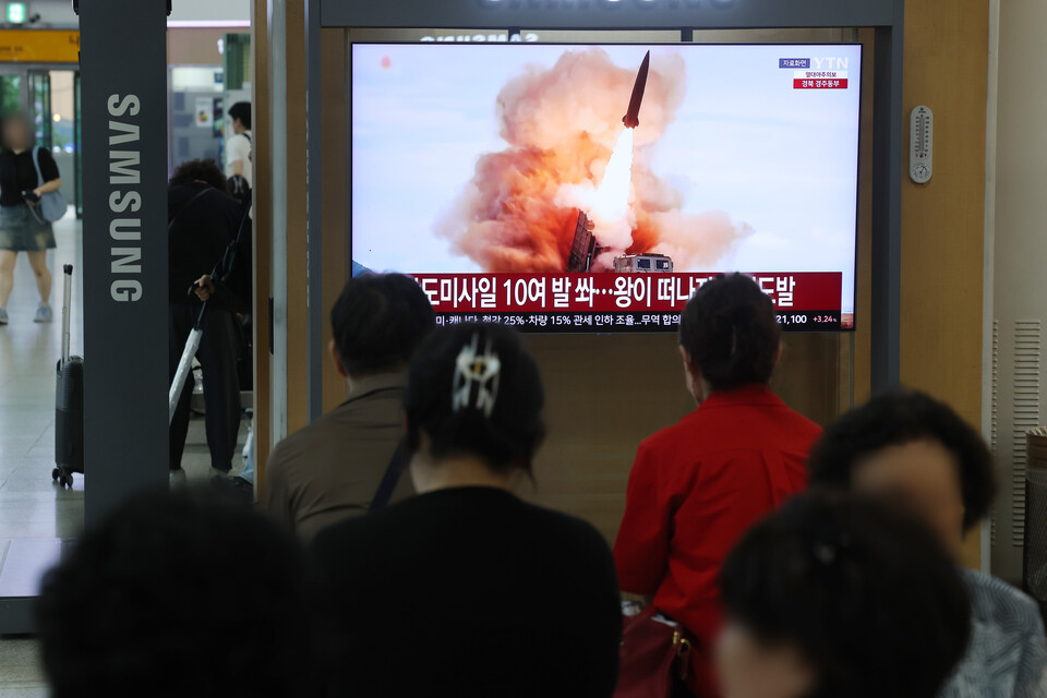 북한 '전술핵 탑재주장' 600㎜ 방사포 전방 작전