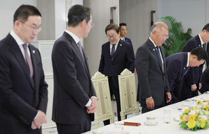 美 관세·법인세 폭격에 '노란봉투법'까지...사면초가에 신음하는 기업들 - 뉴스 썸네일 이미지