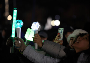 '응원봉'의 주역들에게 '마이크'는 쥐어주지 않은 韓 [계엄 1년, 대한민... - 뉴스 썸네일 이미지