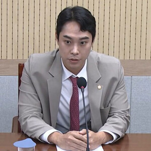 '중학생 성매매' 최영중 시의원, 휴대폰 바꿨다…경찰 또 '뭇매'