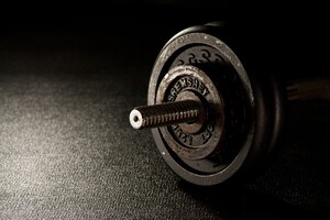 운동 중 바벨에 '25분' 목 짓눌려 사망한 회원…헬스장 대표 '무죄' 왜?
