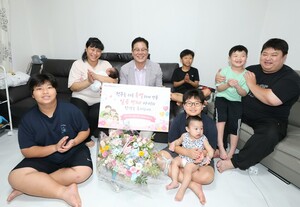 전주에서 30대 엄마 7번째 다둥이 출산... 남자 아이만 7명 - 뉴스 썸네일 이미지