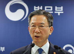 與 보완수사권 폐지 후폭풍…정성호 법무장관 사의 표명