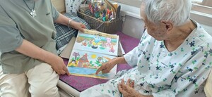 "평생 그림 배운적 없는데"...두번째 전시회 준비중인 99세 할머니 - 뉴스 썸네일 이미지
