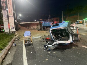 새벽 영천 교차로 25톤 덤프트럭과 정면충돌... 청소차 미화원 3명 사망