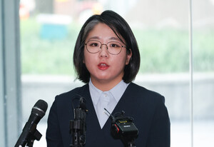 아내가 안건 의결하고 남편은 참관… 용혜인의 황당한 '부부 당 회의'