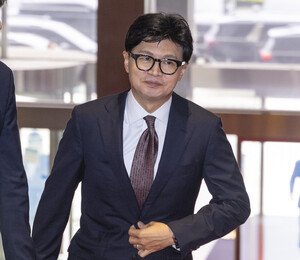 하루에 페북 19번 폭풍 업로드… 김승원 저격수로 나선 한동훈
