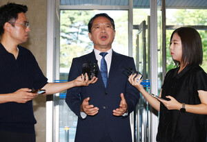 식약처장 비서 문자 공개한 한동훈... 여당 "악의적 캐비닛 정치"