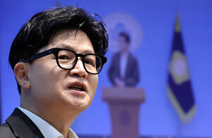 연일 한동훈 때리는 국힘 당권파…韓 "함께 싸우자" 하루 만에 꼬리 내렸나