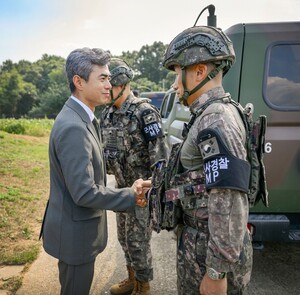DMZ 지뢰 폭발 현장에 양복 입고 나타난 국방장관…군 당국 해명은?