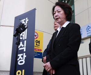 ‘소방관 빨대’ 발언 역풍 맞고 당내에서도 고립된 추미애