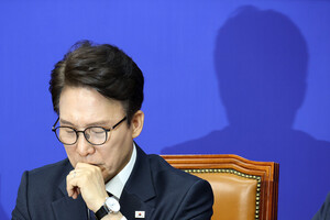 국힘 42.6% vs 민주 36.0%… 넉 달 만에 오차범위 밖으로 벌어진 지지율