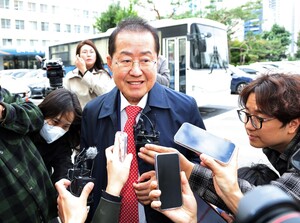 홍준표의 법정 복귀와 측근 구속 기각… "만들어낸 사건" 직격탄